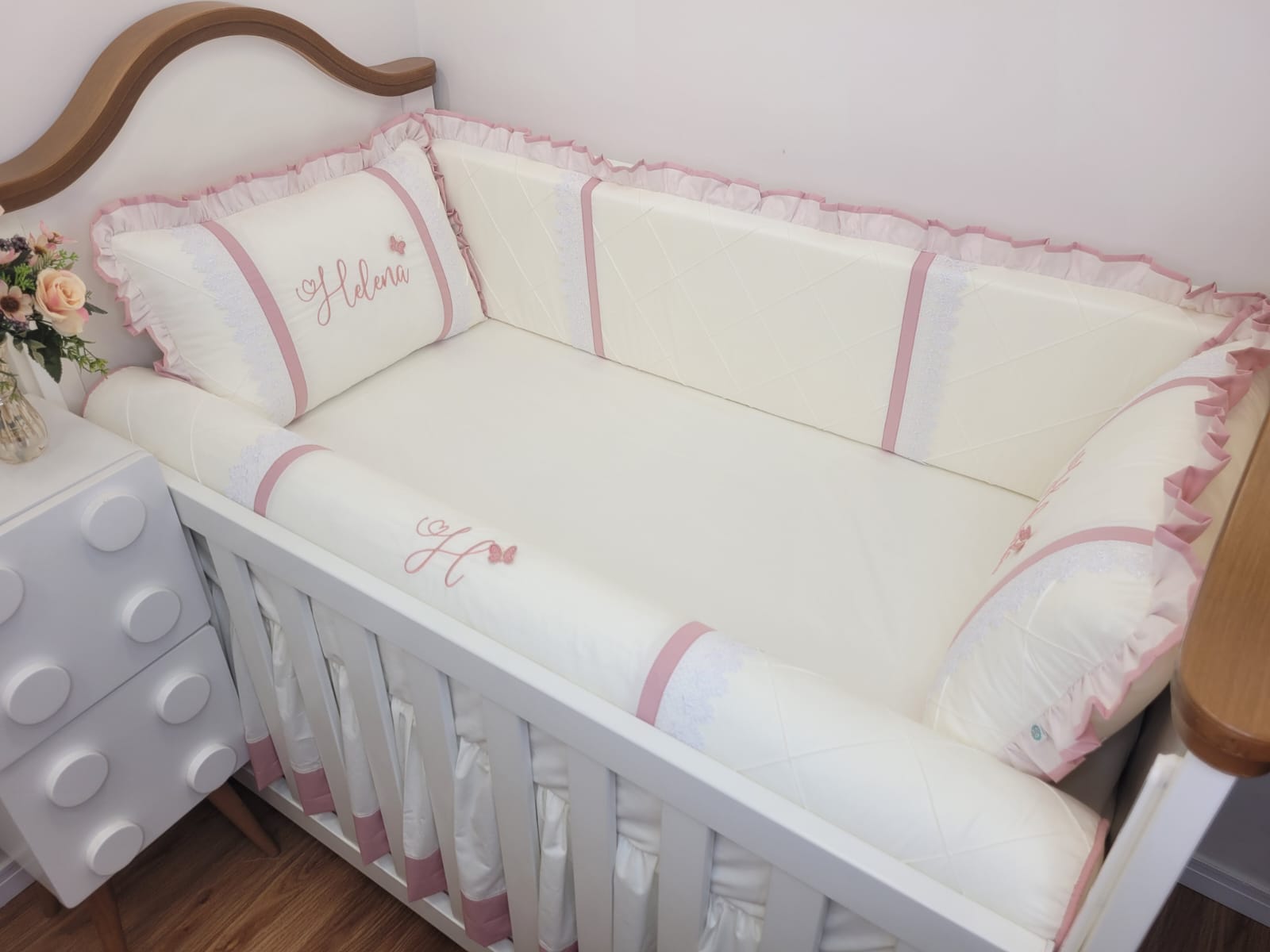 Enxoval personalizado montado no berço, com bordado feito à mão